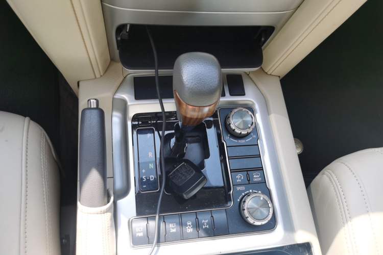 Used Toyota Land Cruiser 2015 4.0L V6 Middle East Low-Trim Version Gear Lever