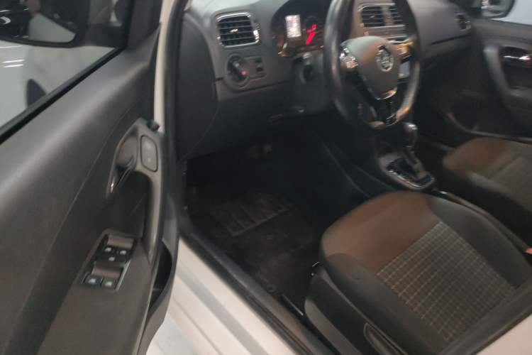 Used Volkswagen Polo 2016 1.6L Automatic Comfort Model
