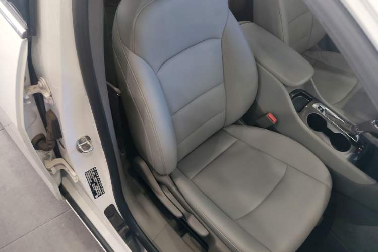 Used Chevrolet Malibu XL 2018 530T Automatic Luxury Edition Right Front Seat