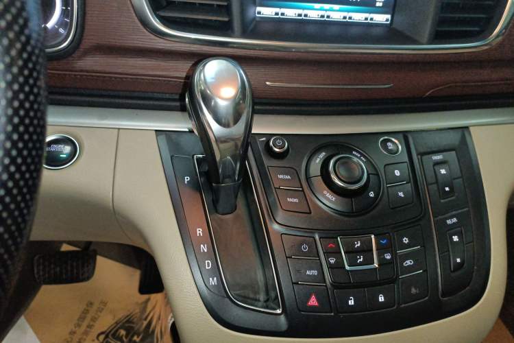 Used Buick GL8 2018 28T Luxury Model China VI Standard Gear Lever