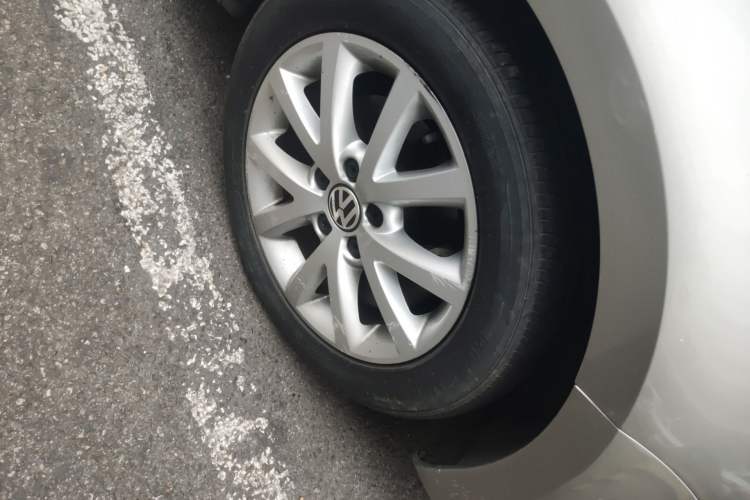 Used Volkswagen Sagitar 2012 1.4TSI Automatic Luxury Edition Right Front Wheel Hub