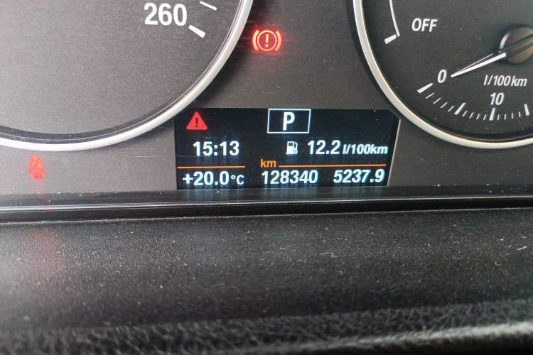 Used BMW 3 Series 2016 316Li Fashion Model Odometer Close Up