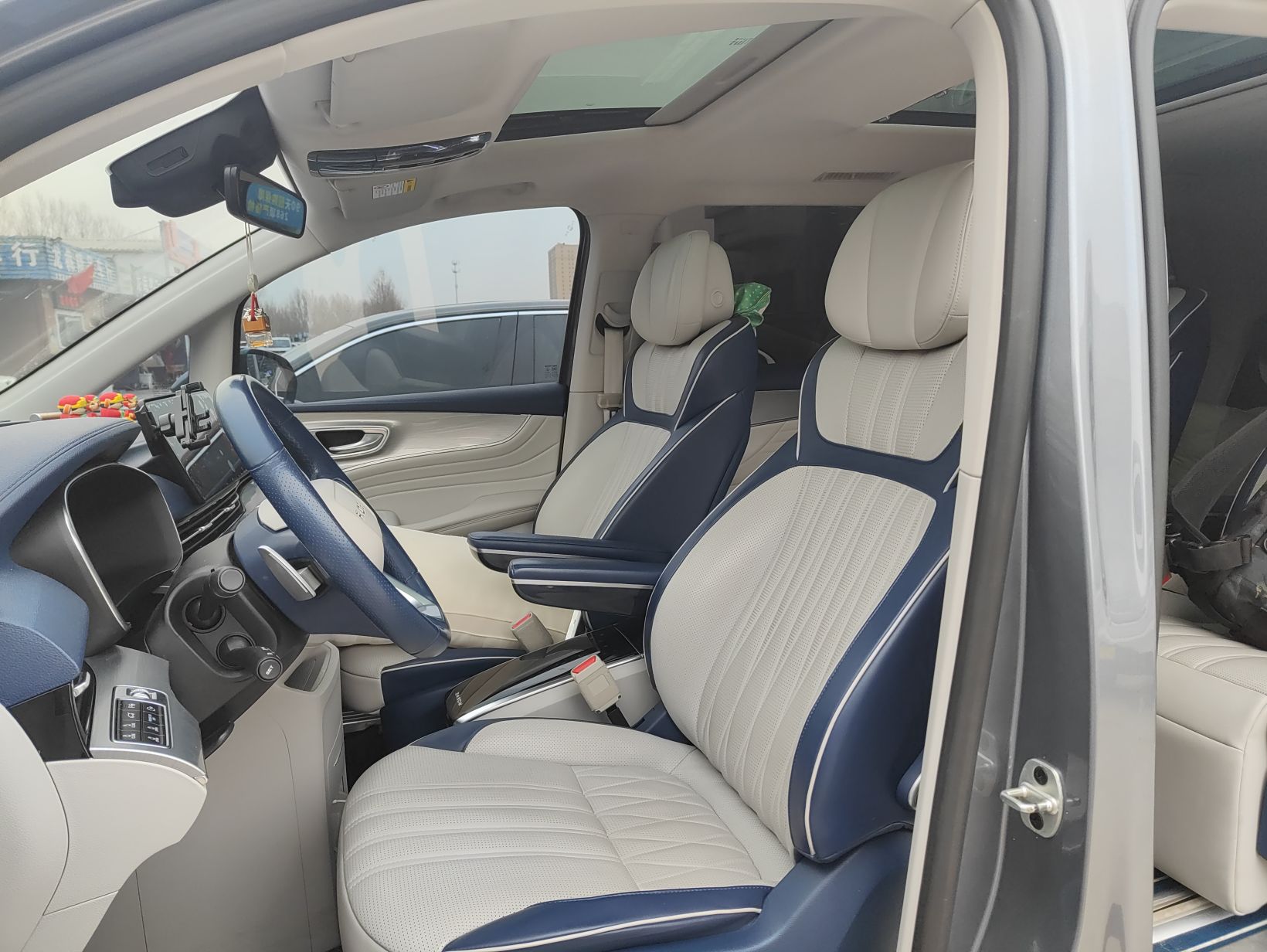 Переднее сиденье в автомобиле