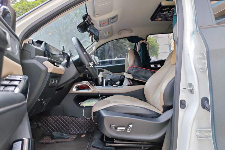 Used CHANGAN Hunter 2024 Knight Edition Flagship Model Dual-Motor All-Wheel Drive Standard Box
