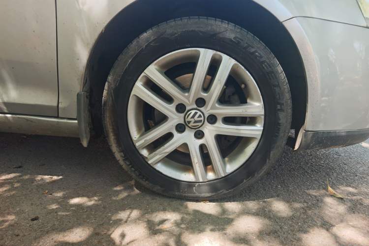 Used Volkswagen Sagitar 2010 1.4 TSI Automatic Luxury Model Right Front Wheel Hub