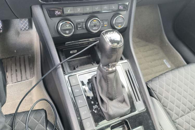 Used Skoda Superb 2016 TSI330 DSG Innovation Edition Gear Lever