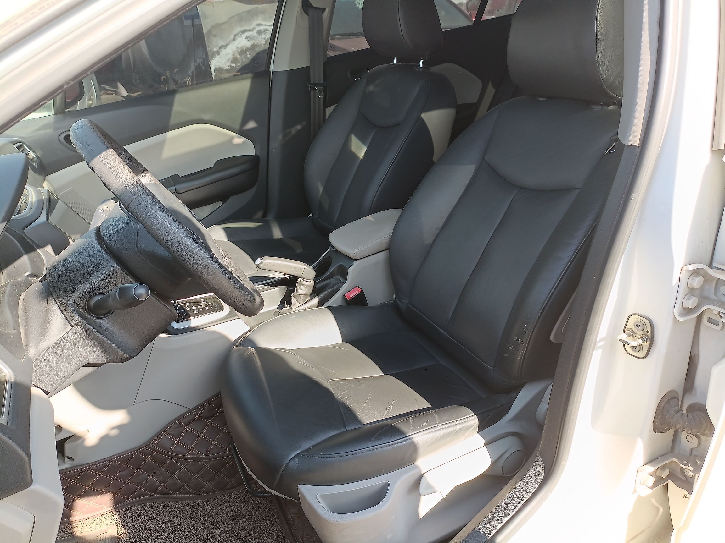 Переднее сиденье в автомобиле