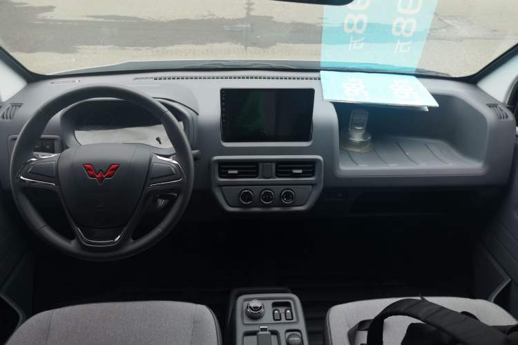 Used Wuling Yangguang 2025 Model 400km Bus Edition—Comfort Edition

