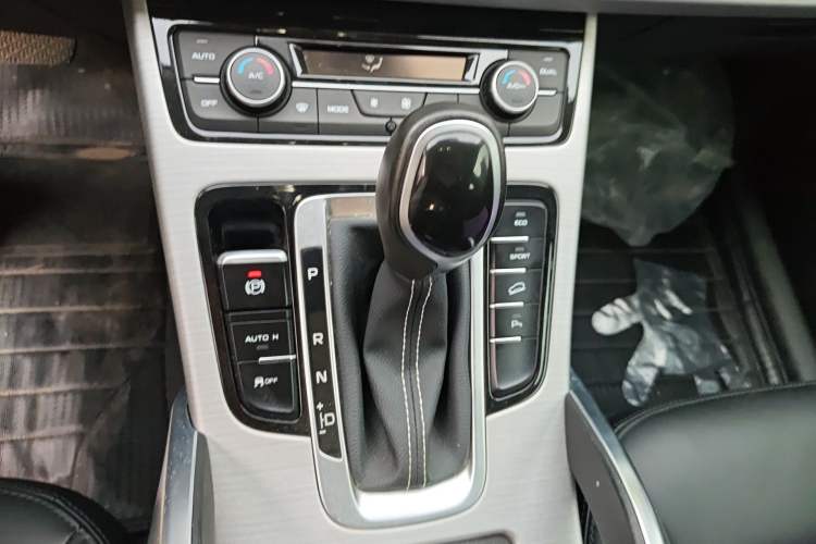 Used Geely Auto Emgrand X7 Sport 2016 1.8TD Automatic Smart Connectivity Version Gear Lever