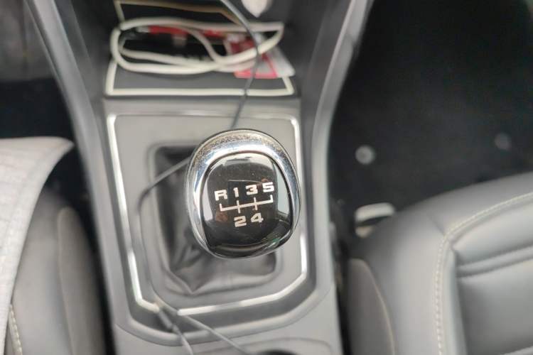 Used Volkswagen Touran 2016 Volkswagen Touran L 280TSI Manual Trend Edition Gear Lever