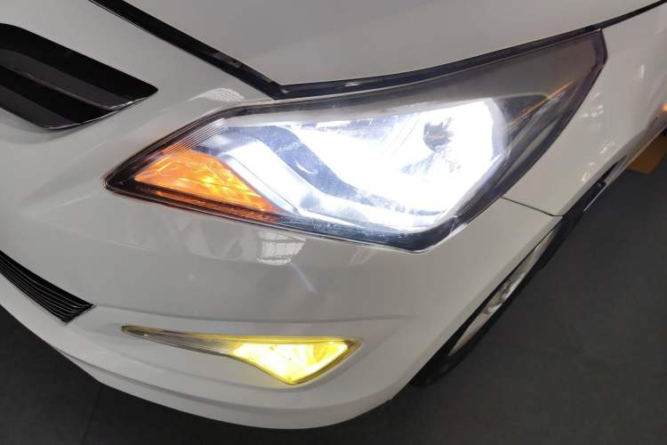 Used Hyundai Verna (older generation) 2016 1.4L Automatic Smart GLS Left Front Headlight