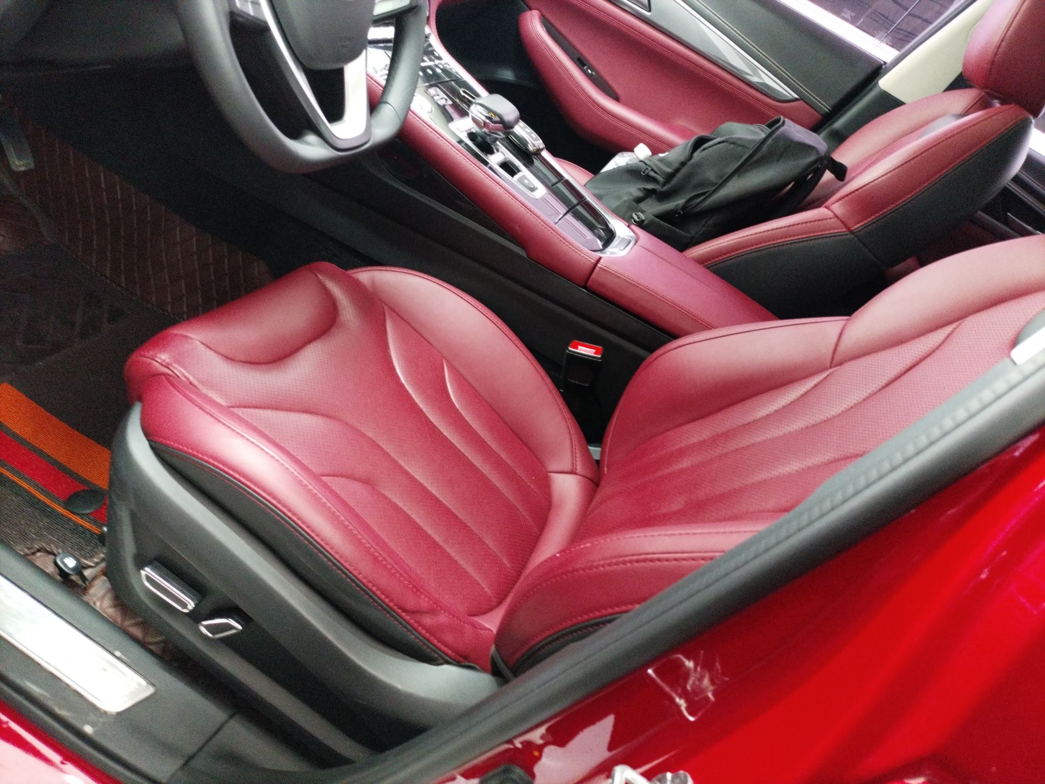 Переднее сиденье в автомобиле