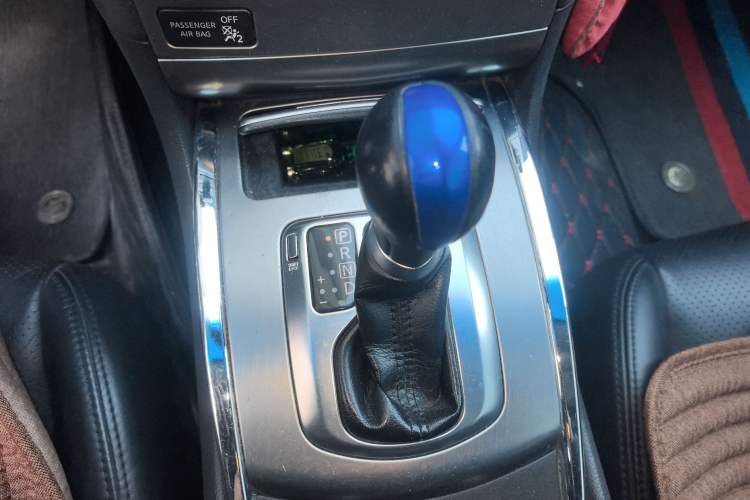 Used Infiniti G Series 2010 G25 Sedan Luxury Sport Edition Gear Lever