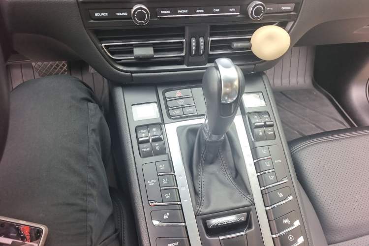 Used Porsche Macan 2020 Macan 2.0T Gear Lever
