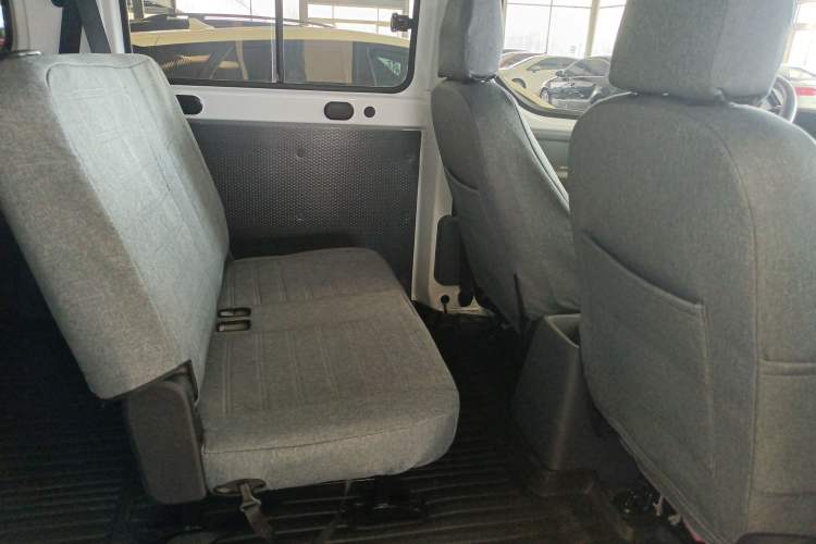 Used Wuling Yangguang 2024 300KM Comfort Version Passenger Van 75kW Left Rear Seat