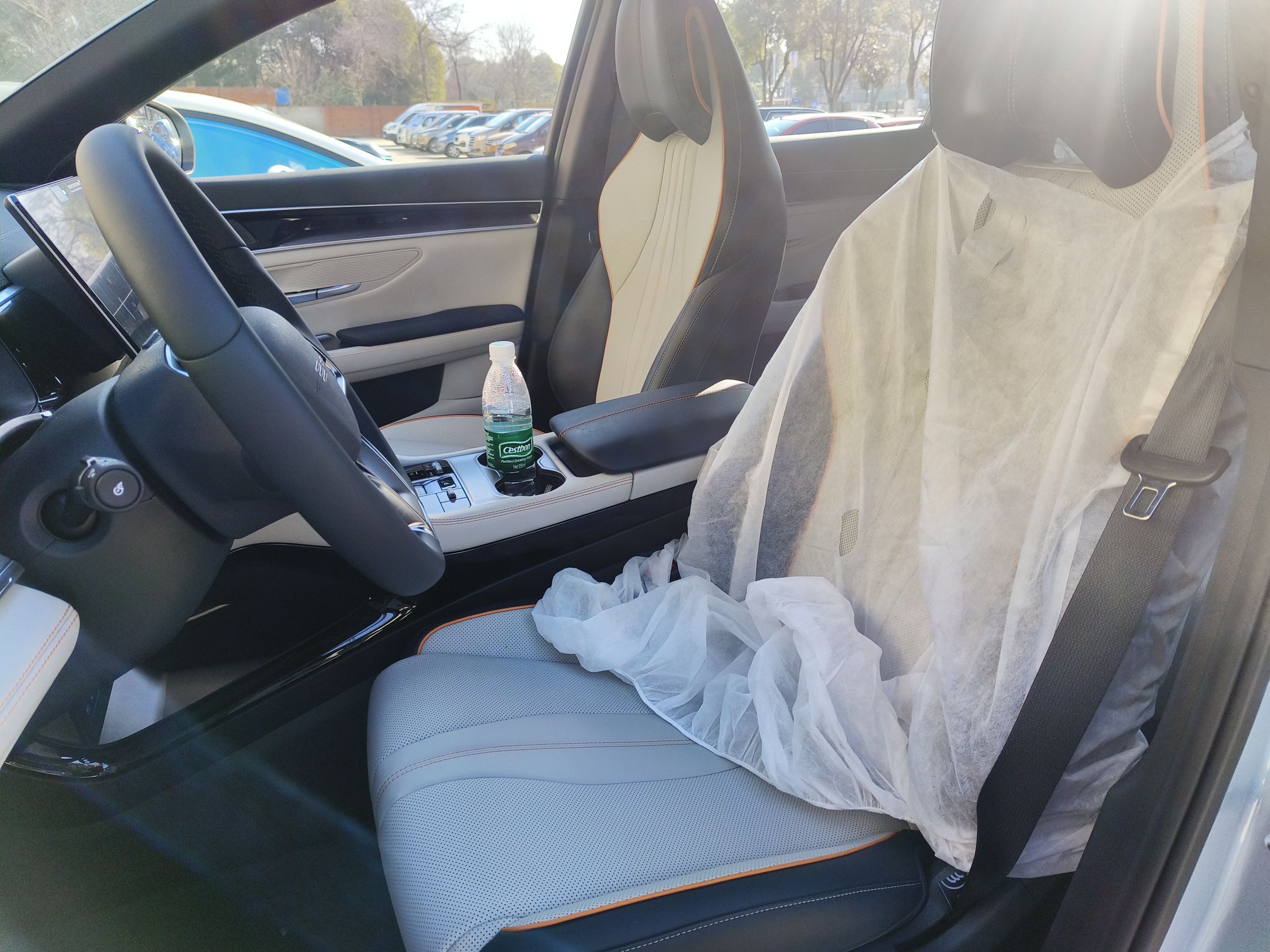 المقاعد الأمامية داخل السيارة