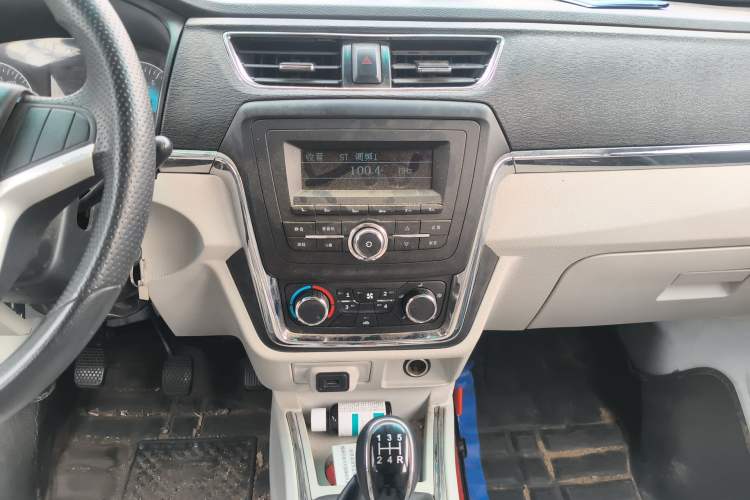 Used Jinbei Hiace X30 2024 1.5L Champion Edition Passenger Vehicle 5/6/7 Seats Audio And AC Panel