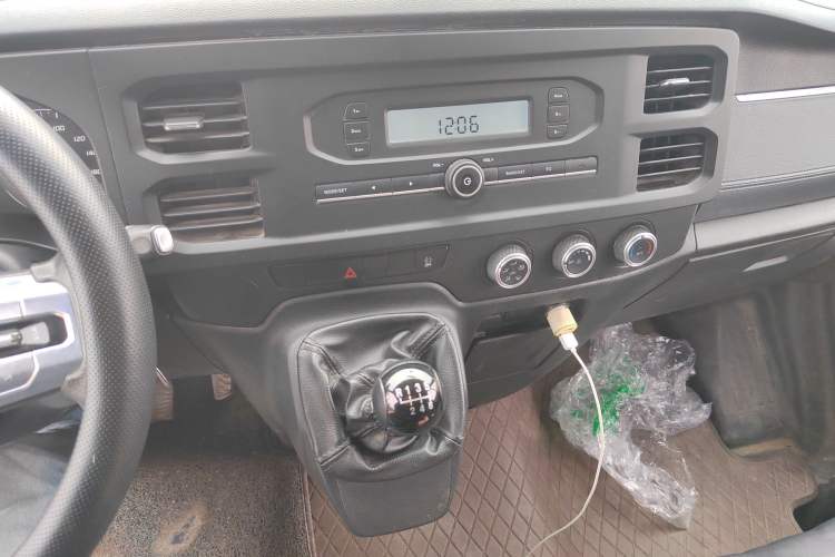 Used JMC Fushun 2023 2.0T Manual Short-Wheelbase Mid-Top Commercial Multi-Purpose 6-Seater Passenger Vehicle Audio And AC Panel