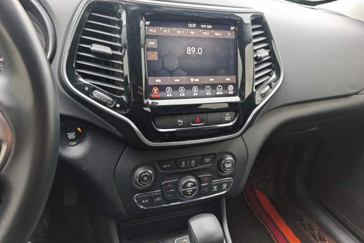 Used Jeep Cherokee 2019 2.0T Two-Wheel Drive Smart Enjoyment Version China V
