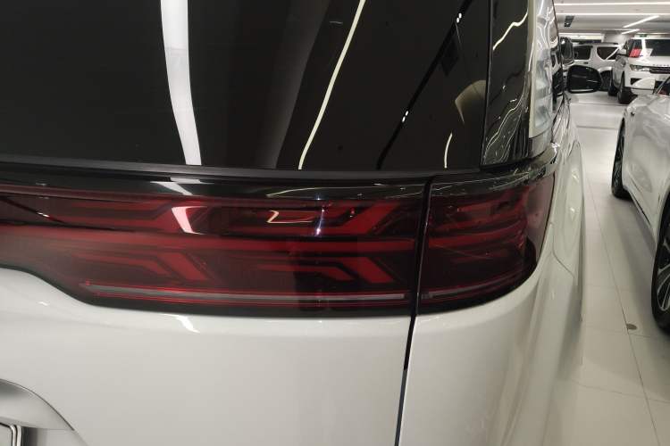 Used Denza D9 2022 DM-i 970 Four-Wheel Drive Flagship Model
