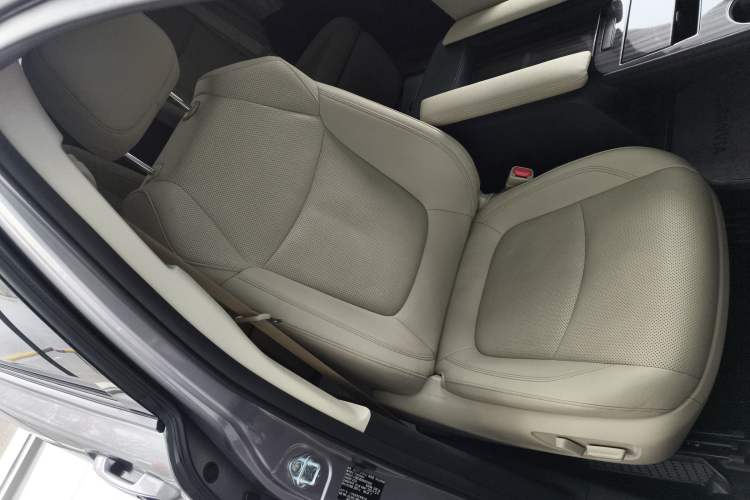 Used Toyota Granvia 2022 2.5L Hybrid Prestige Edition Right Front Seat