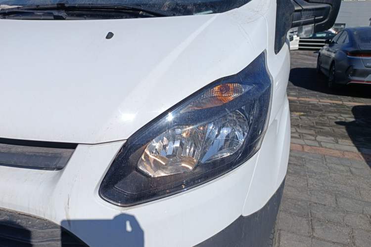 Used Ford Transit 2019 2.0T Gasoline Multi-Purpose Commercial Vehicle Short Wheelbase Low Roof 6-Seater China VI Standard
