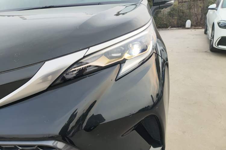 Used Toyota Granvia 2023 2.5L Hybrid Flagship VIP Edition