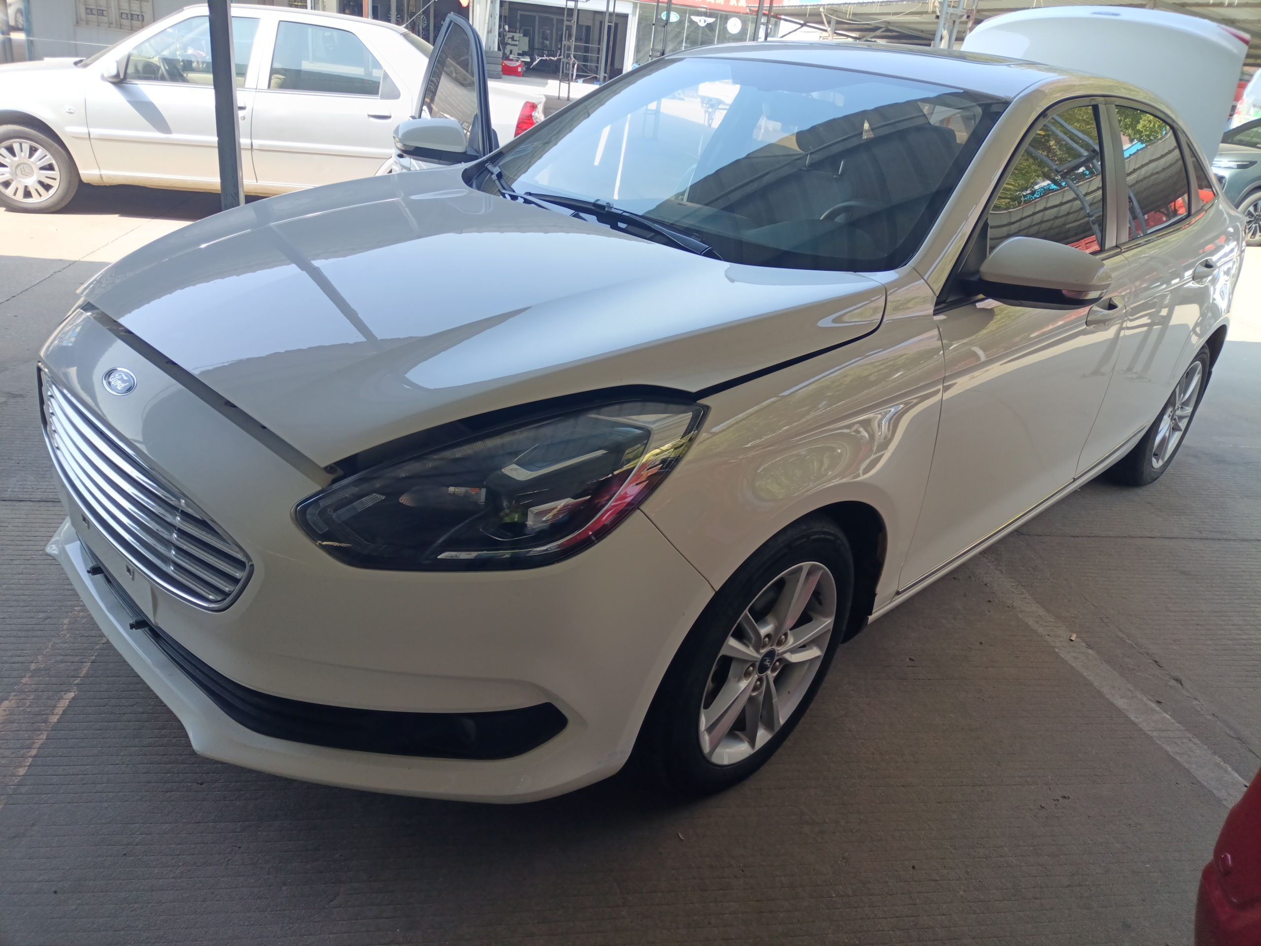 Под передней частью автомобиля