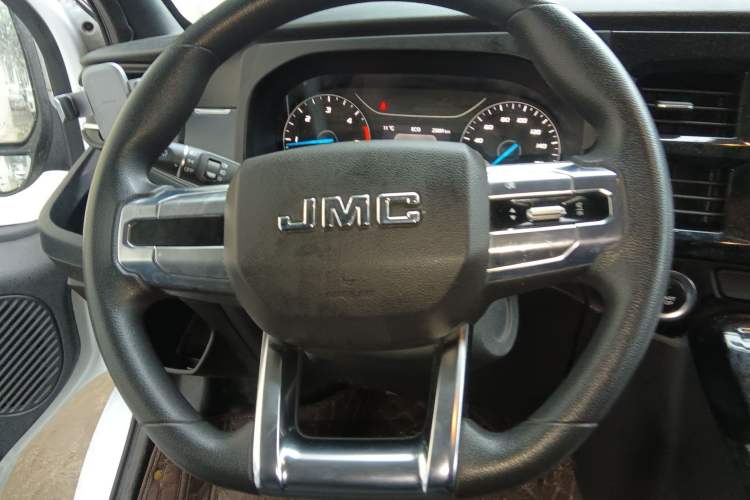 Used JMC Fushun 2023 2.0T Automatic Short-Wheelbase Low-Roof Commercial Van 2/3 Seats with Dual-Opening Tailgate