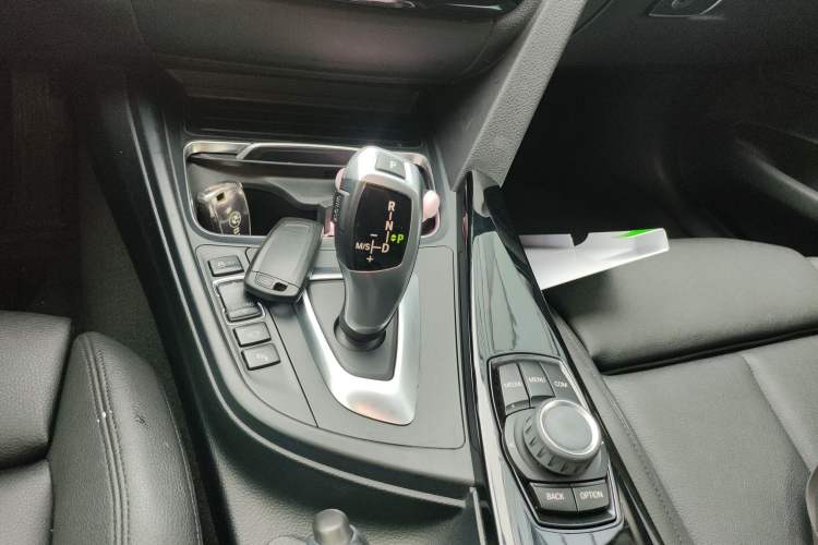 Used BMW 3 Series GT 2018 320i Sport Edition Gear Lever