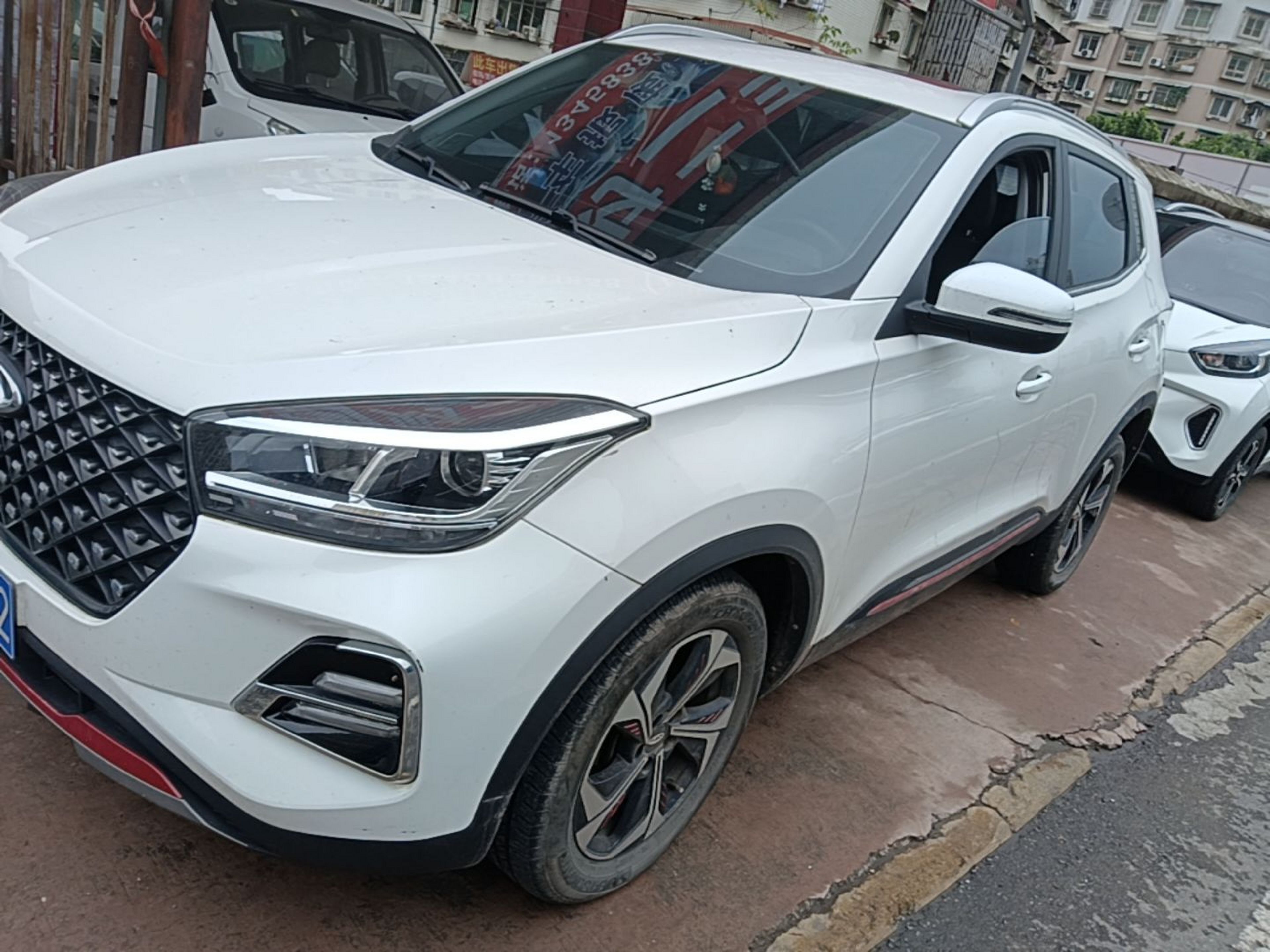 Sob a frente do carro