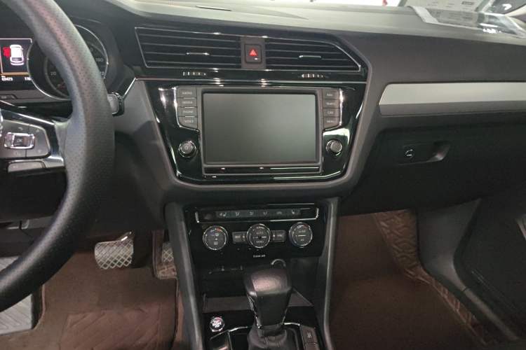 Used Volkswagen Tiguan L 2017 330TSI Automatic Two-Wheel Drive Luxury Edition Audio And AC Panel