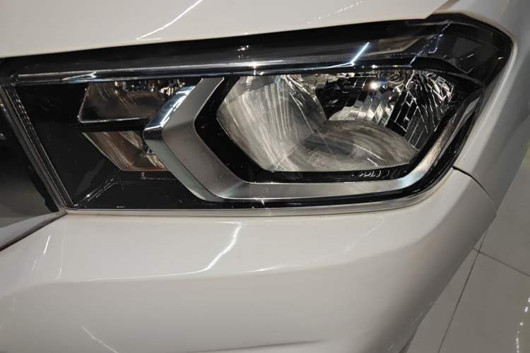 Used SAIC MAXUS T60 2017 2.8T Diesel Automatic 4x4 High-Ride Comfort Edition Standard Cabin China V Emission Standard
