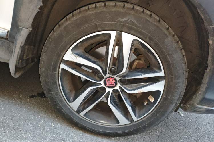 Used BYD Tang New Energy 2015 2.0T Four-Wheel-Drive Flagship Model
