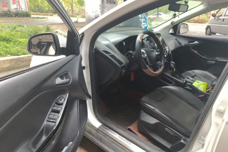 Used Ford Focus 2012 Sedan 1.6L Automatic Fashion Edition Driver Seat