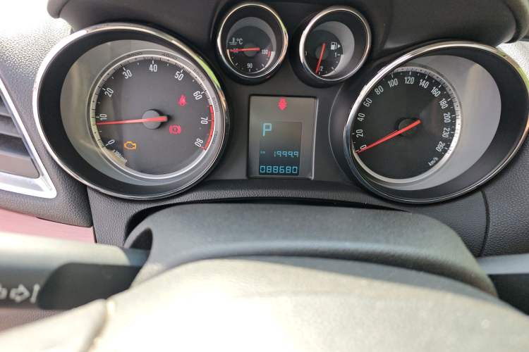 Used Buick Encore 2014 1.4T Automatic Two-Wheel Drive Urban Leading Model Odometer Close Up