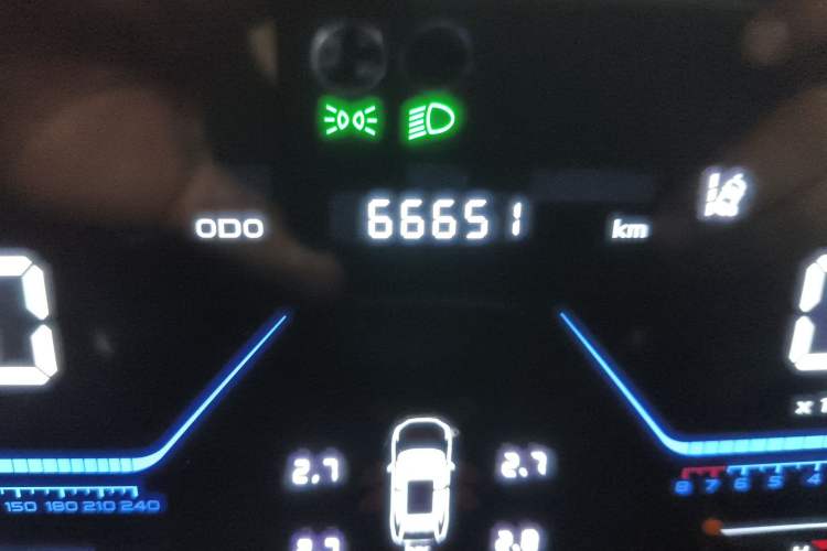 Used CHANGAN OSHAN Z6 2022 Blue Whale 1.5T DCT Luxury Model Odometer Close Up