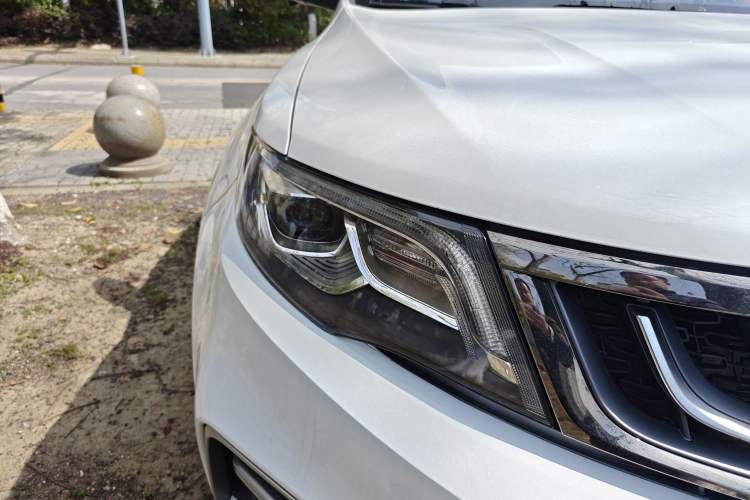 Used Geely Auto Emgrand X7 Sport 2018 1.8TD Automatic Two-Wheel Drive ZhiZun Model with 4G Connectivity Right Front Headlight