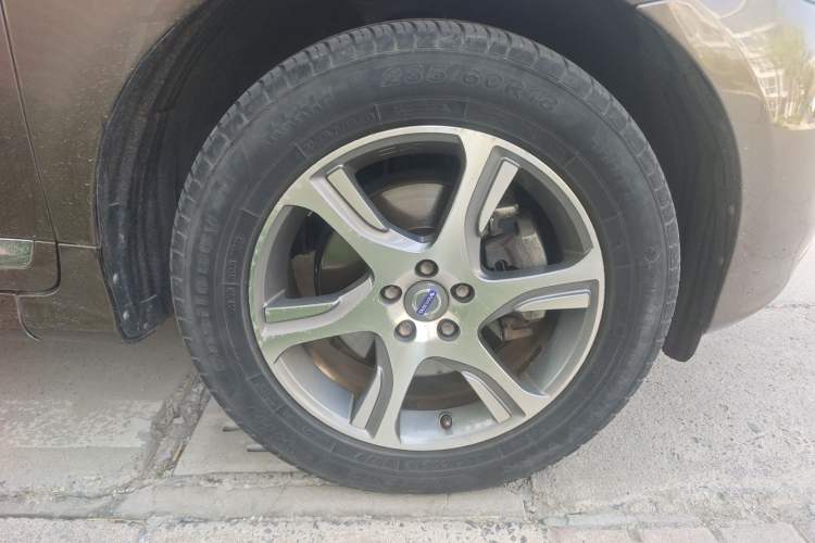 Used Volvo XC60 2015 T5 AWD Zhiyuan Edition Right Front Wheel Hub