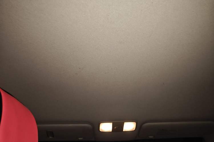 Used Hyundai Verna (older generation) 2010 Sedan 1.4L Manual Comfort GS Headliner