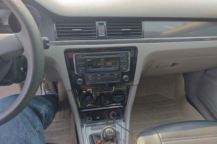 Used Volkswagen Bora 2013 1.6L Manual Fashion Edition Audio And AC Panel