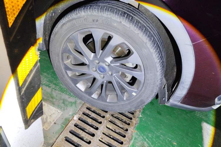 Used Ford Equator 2021 EcoBoost 225 Premier 6-Seater Right Front Wheel Hub