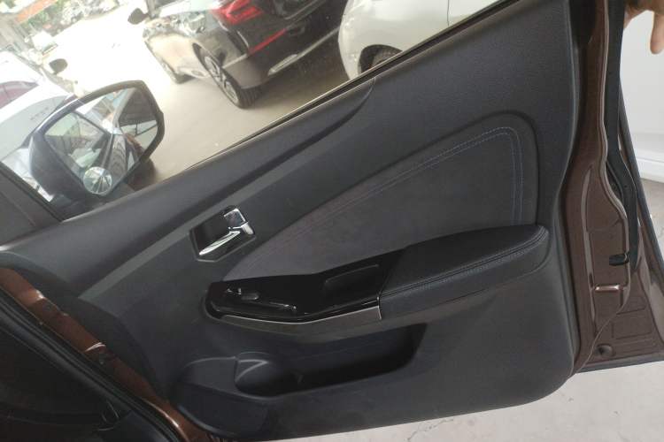 Used Venucia T70 2016 2.0L CVT Smart Choice Edition
