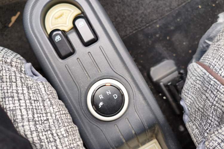 Used Wuling Hongguang MINIEV 2021 Macaron Fashion Model Lithium Iron Phosphate Gear Lever