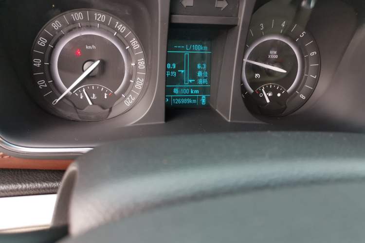 Used Buick GL8 2018 28T Luxury Model China VI Standard Odometer Close Up