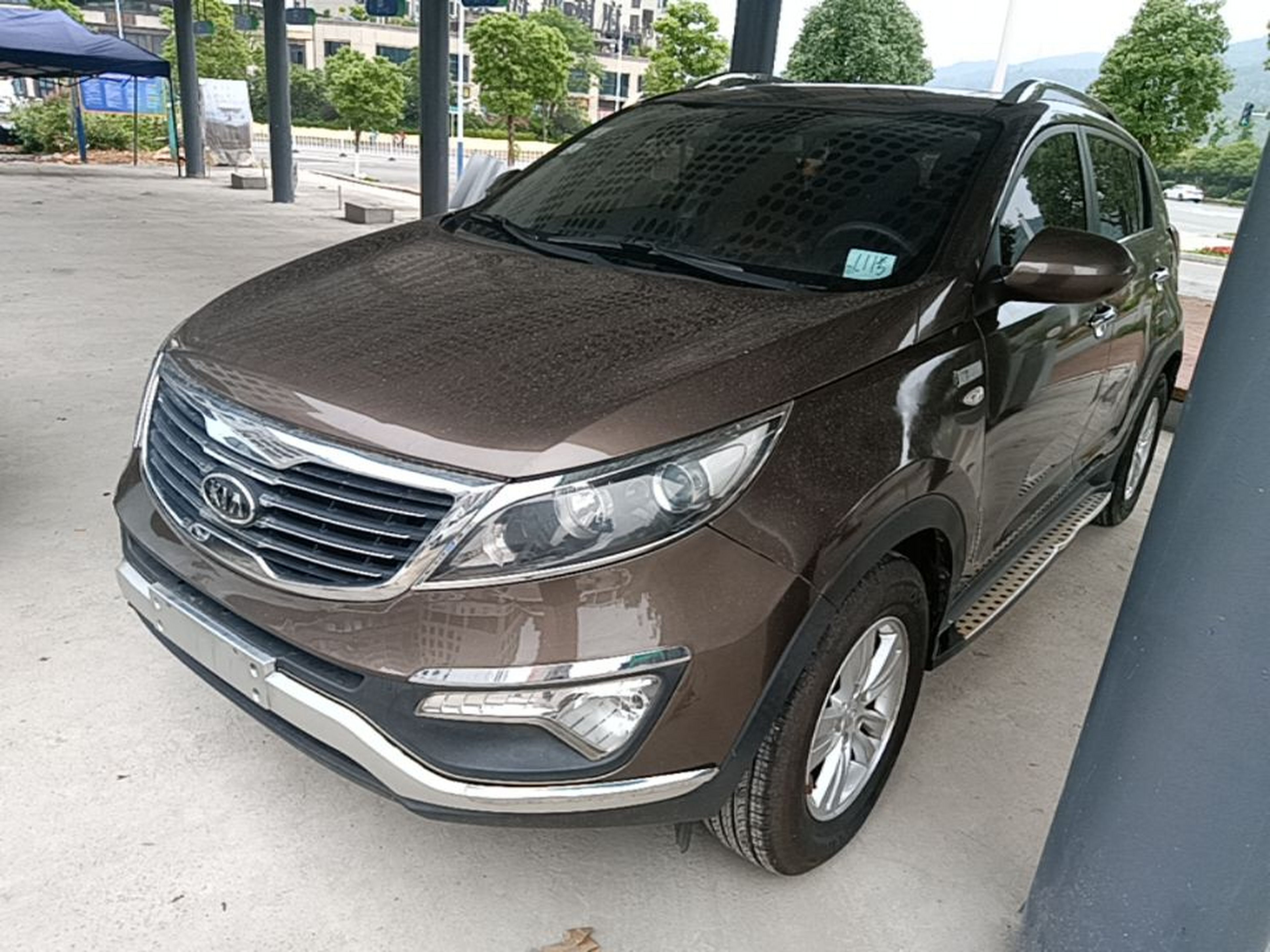 Под передней частью автомобиля