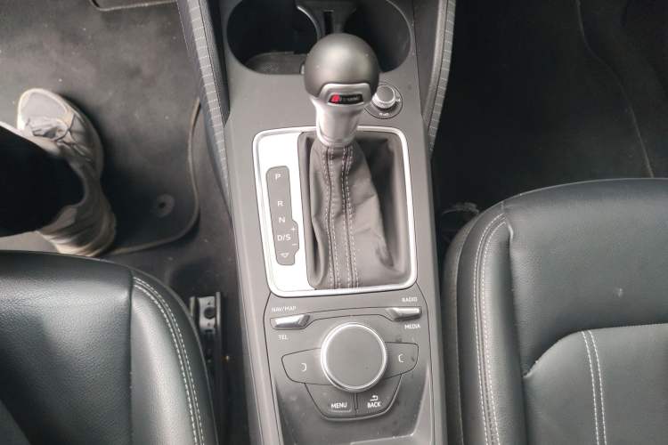 Used Audi Q2L 2023 35TFSI Advanced Elegant Model Gear Lever