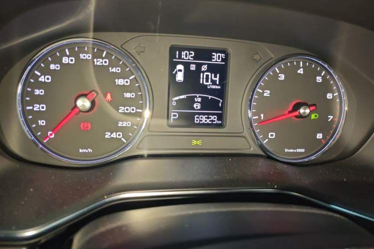 Ojetý Roewe RX8 2018 30T Two-Wheel Drive Flagship Edition