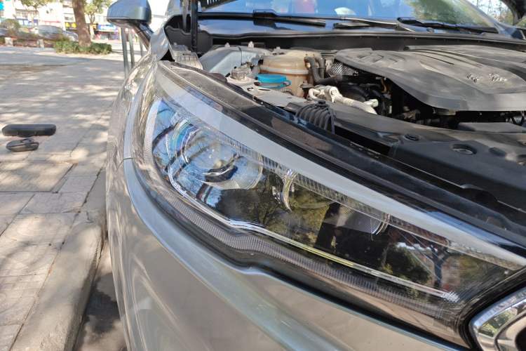 Used Hongqi H5 2020 1.8T Automatic Smart Connect Flagship Edition Right Front Headlight