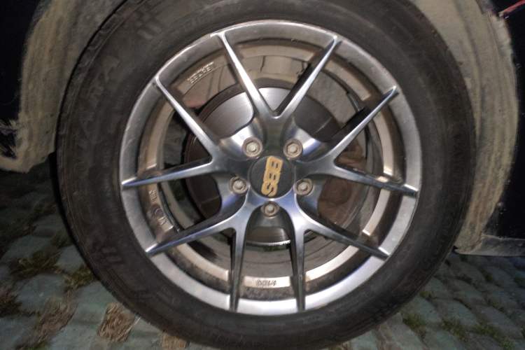 Used Volkswagen Polo 2009 Jingqing 1.6L Automatic Fashion Edition Right Front Wheel Hub